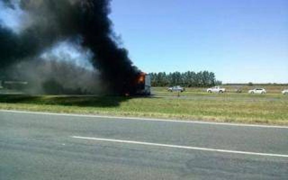 Incendio de micro en Ruta 9 altura San Pedro