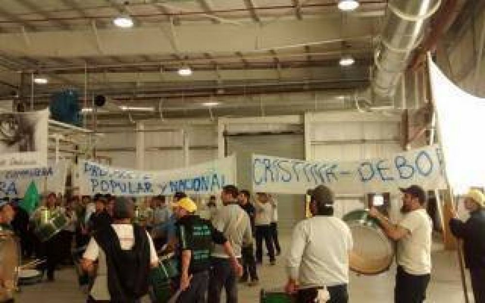 Z�rate: Kicillof y Giorgi recorrieron Toyota y bailaron con los empleados