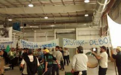 Z�rate: Kicillof y Giorgi recorrieron Toyota y bailaron con los empleados