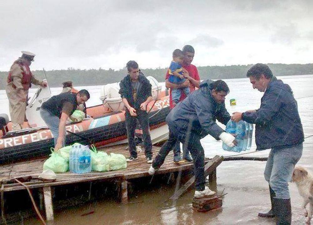 COLABORANDO CON LOS ISLE�OS EN LA EMERGENCIA POR EL TEMPORAL