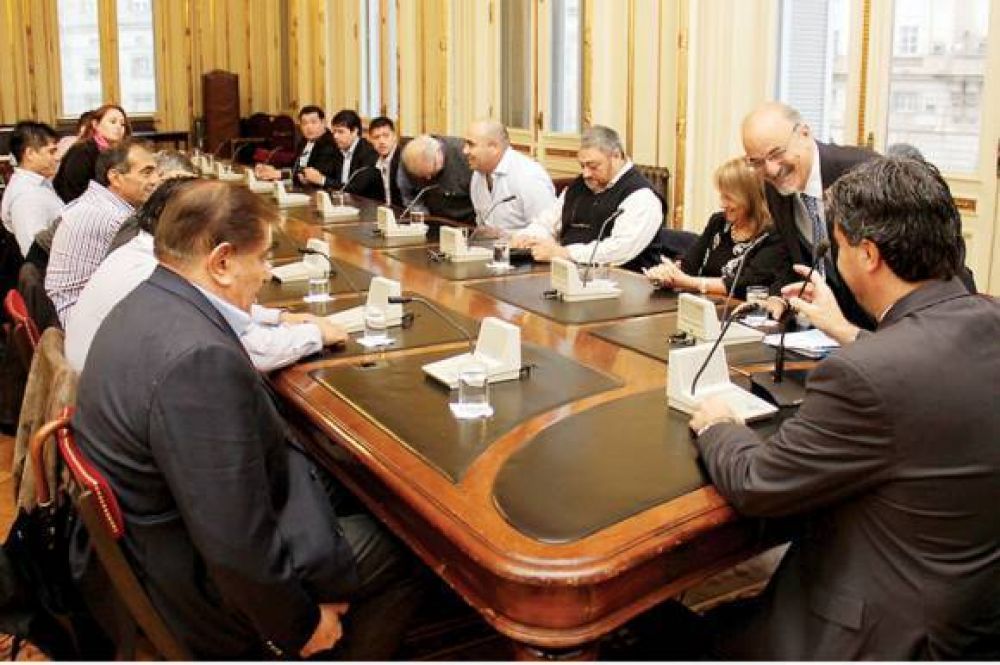 Tensa espera y nuevo encuentro a pocas horas de iniciarse un paro nacional petrolero