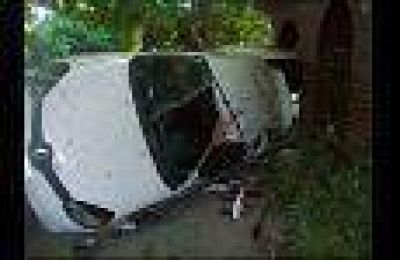 Un hombre muri� al estrellarse con su auto contra una casa