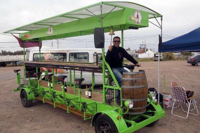 Carro a pedales para conocer lugares y degustar vino