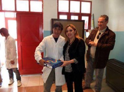 El Colegio Rural 35 recibi� netbooks de Conectar Igualdad