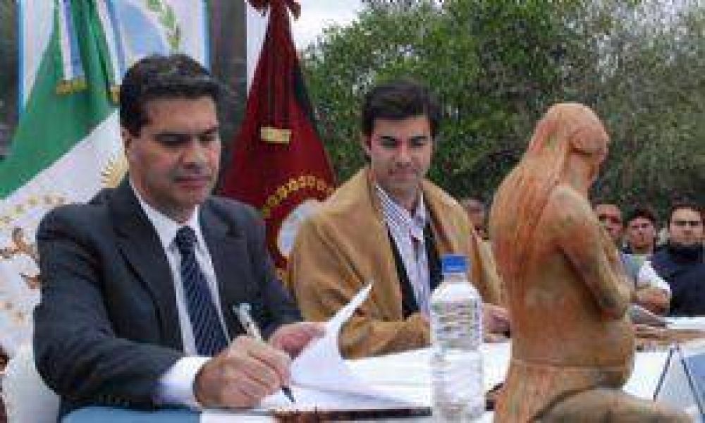 Urtubey y Capitanich firman un acuerdo para asistir a trabajadores rurales de Met�n