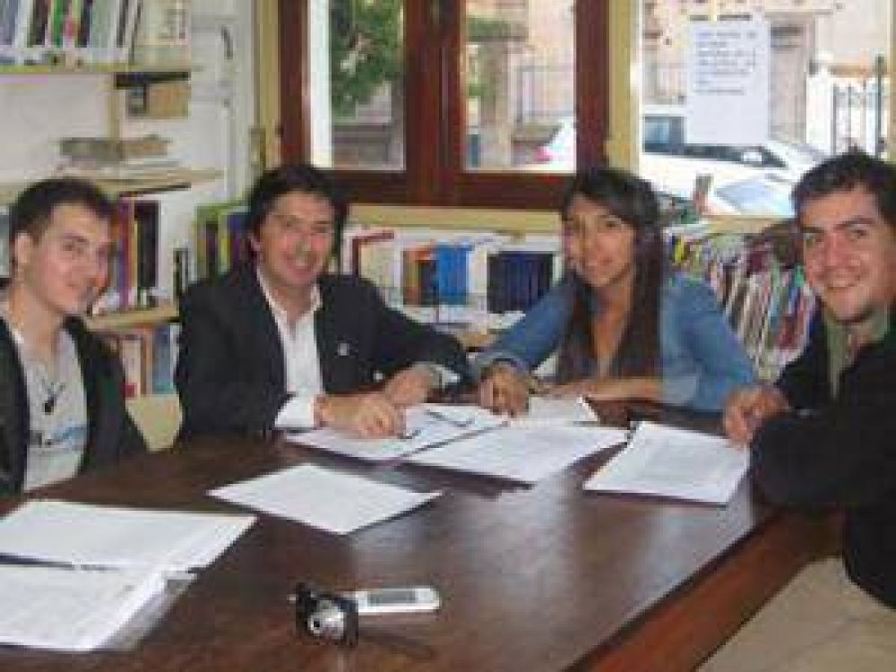 Firma de convenio de cooperaci�n entre ANSES y el Centro de Estudiantes del Instituto 2 de Azul