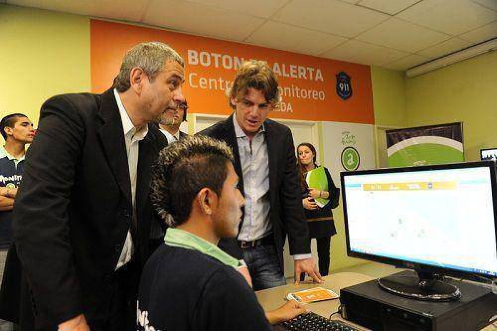 M�s municipios monitorean el bot�n de alerta