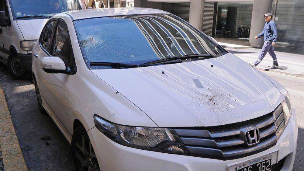 Habl� la esposa del vecino que destruy� el auto mal estacionado