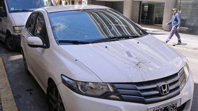Habl� la esposa del vecino que destruy� el auto mal estacionado