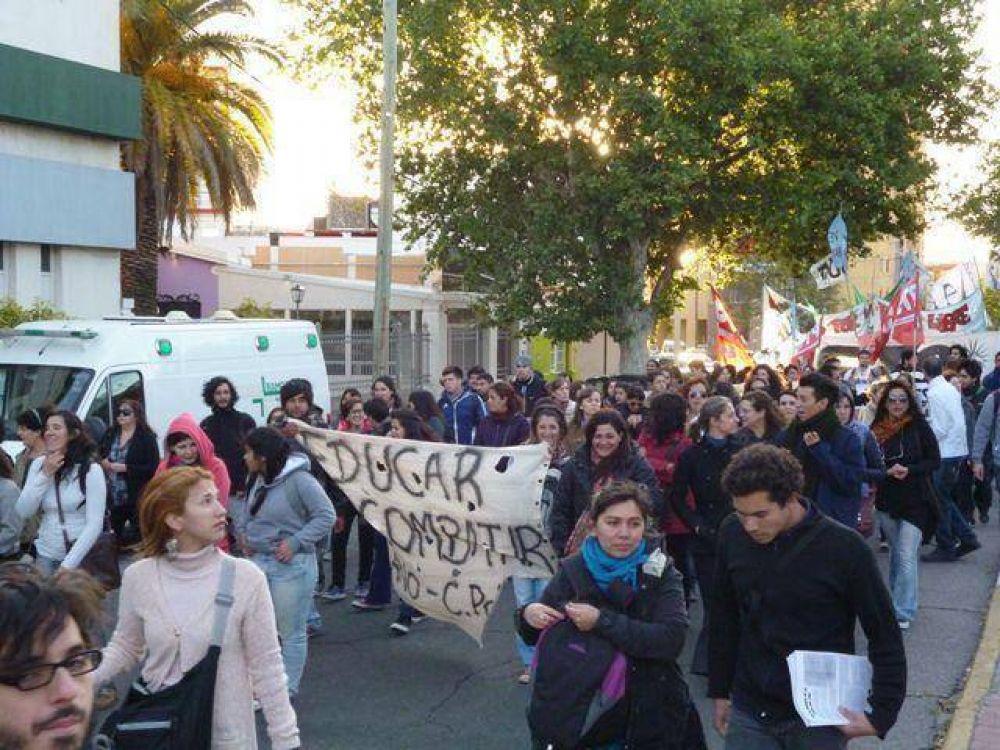 Estudiantes y docentes del IFDC realizan una nueva marcha �en defensa de la educaci�n p�blica�