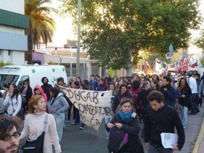 Estudiantes y docentes del IFDC realizan una nueva marcha �en defensa de la educaci�n p�blica�
