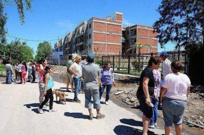 Reclamo de los vecinos de Villa Liniers por obras del PROCREAR