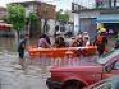 Ante la ausencia del Estado, San Mart�n debi� asistir a los inundados de Tres de Febrero