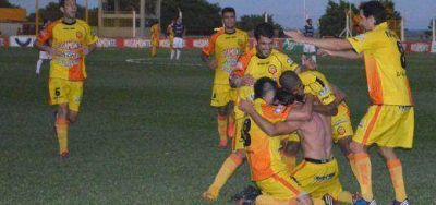 Crucero le gan� 2 a 0 a Independiente Rivadavia en un partido que termin� a oscuras