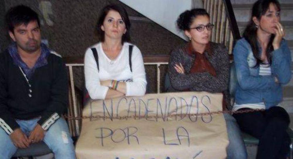 Trabajadores se encadenaron por la falta de respuesta de las autoridades
