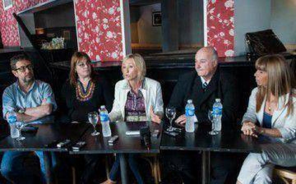 M�nica L�pez insisti� con la creaci�n de un comit� de crisis social y no descart� escribirle a la Presidenta	