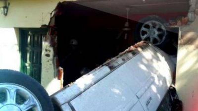 Choc� y se meti� con el auto dentro de una casa