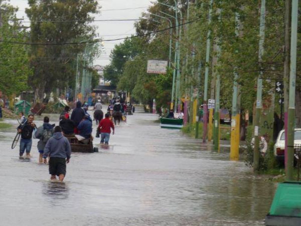 Temporal: Ya no quedan evacuados en Quilmes y lentamente se normaliza la situaci�n en los barrios