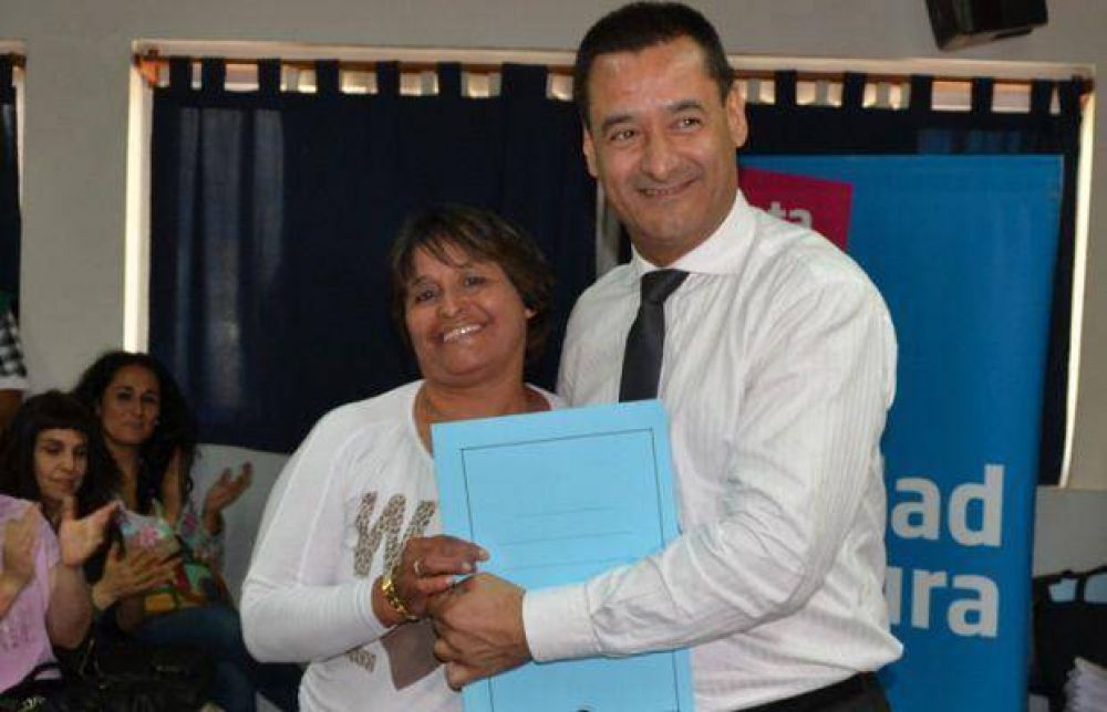 Larra�aga entreg� fondos para arreglar casas