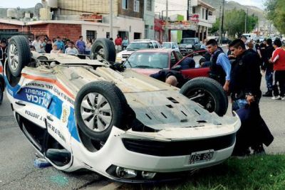Chocaron Corsa y m�vil policial Gol que termin� volcando: 4 heridos leves