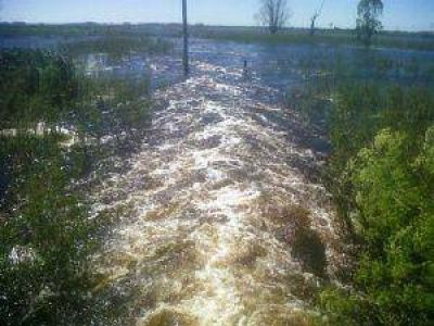 Ayarza recibe agua de la localidad de Rawson