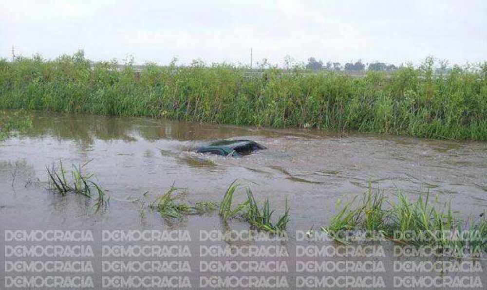Dos juninenses rescataron a una mujer que qued� atrapada en su auto