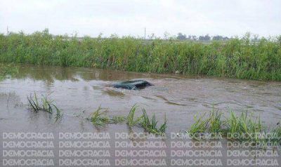 Dos juninenses rescataron a una mujer que qued� atrapada en su auto