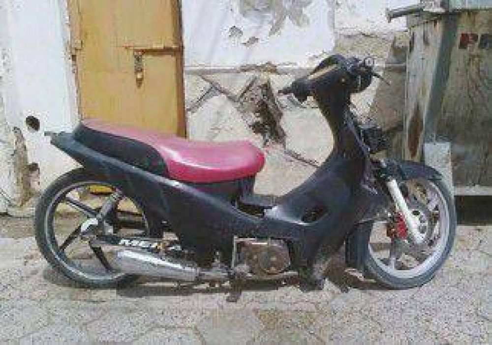 Lo golpean y le fracturan una pierna en su negocio 