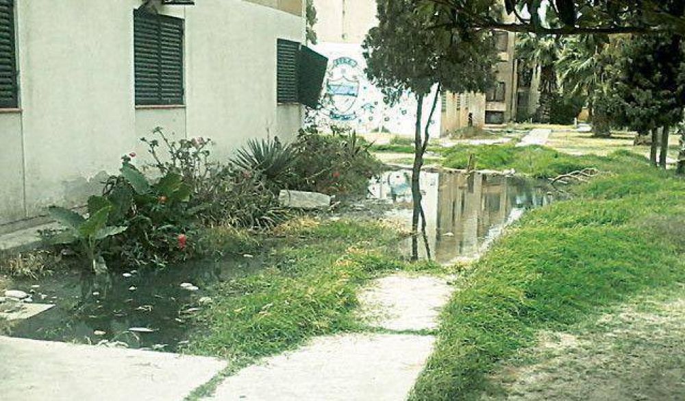 Colaps� otro pozo en el UDAP III y los vecinos, desesperados, piden ayuda