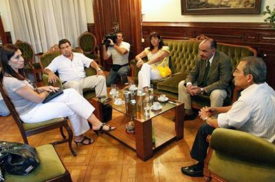 Docentes tambi�n piden un bono especial para fin de a�o