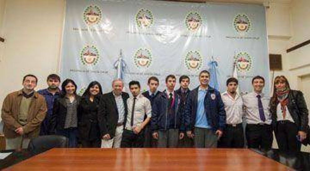 Peralta recibi� a estudiantes