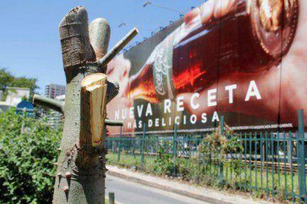Talaron rboles que tapaban un cartel de Coca Cola