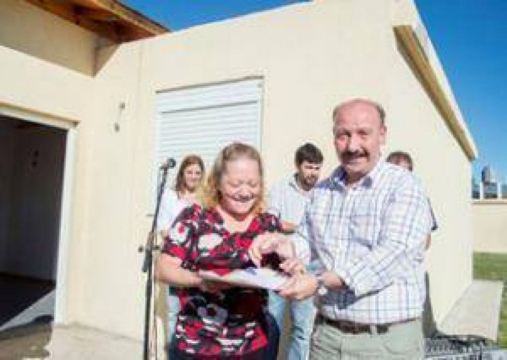 Inza particip� de la entrega de viviendas a vecinos de Cachar� 