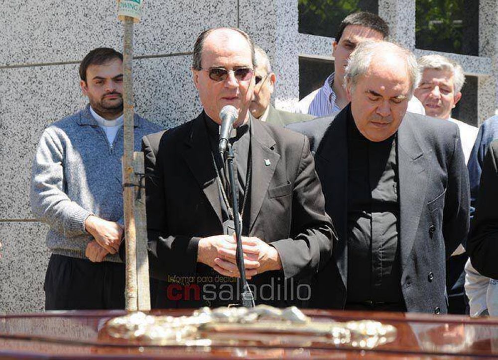Monseor Salaberry elev una oracin ante los restos del Padre Gradoazo