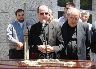 Monse�or Salaberry elev� una oraci�n ante los restos del Padre Gradoazo