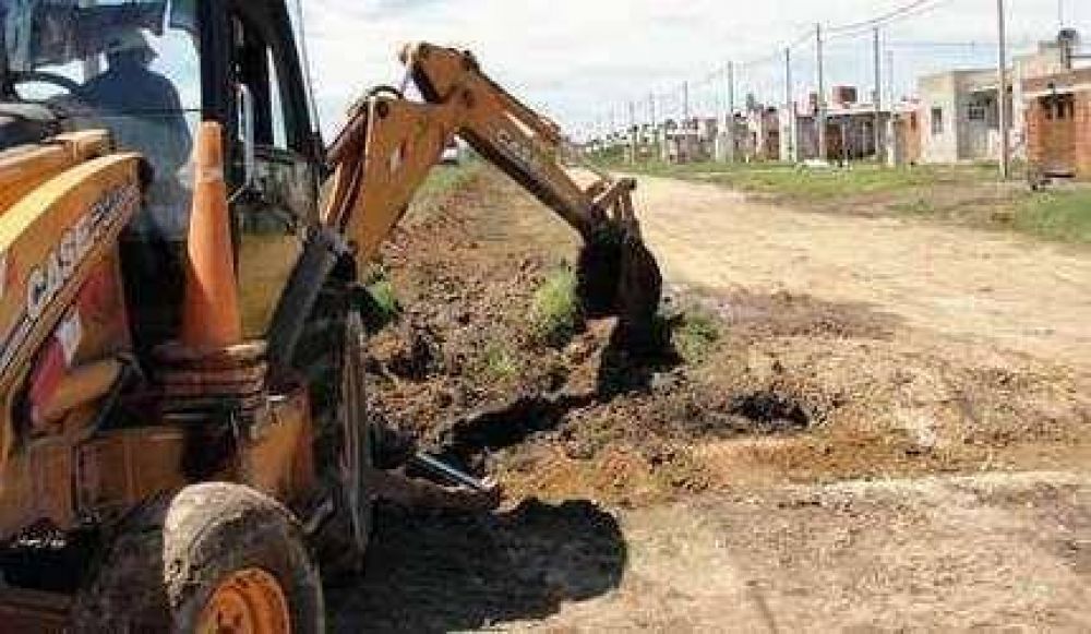 El municipio extiende la red de agua para un barrio del Plan Federal