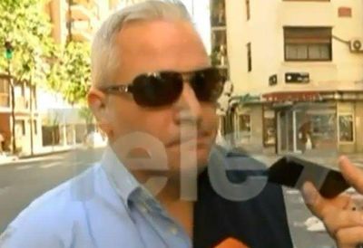 Habl� el hombre que atac� a hachazos al auto mal estacionado