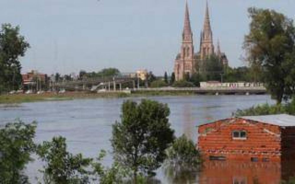 Luj�n: A�n hay 1.000 evacuados por la inundaci�n