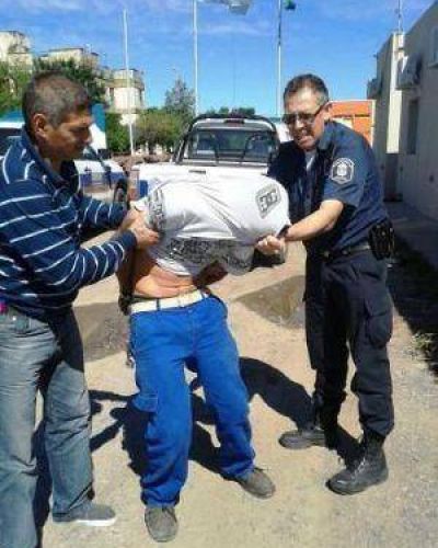 At�, golpe� y rob� a una anciana de 88 a�os