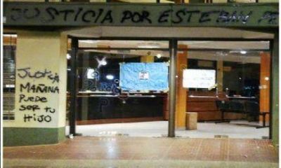 Crimen de Eldorado: En reclamo pintaron graffitis en la municipalidad