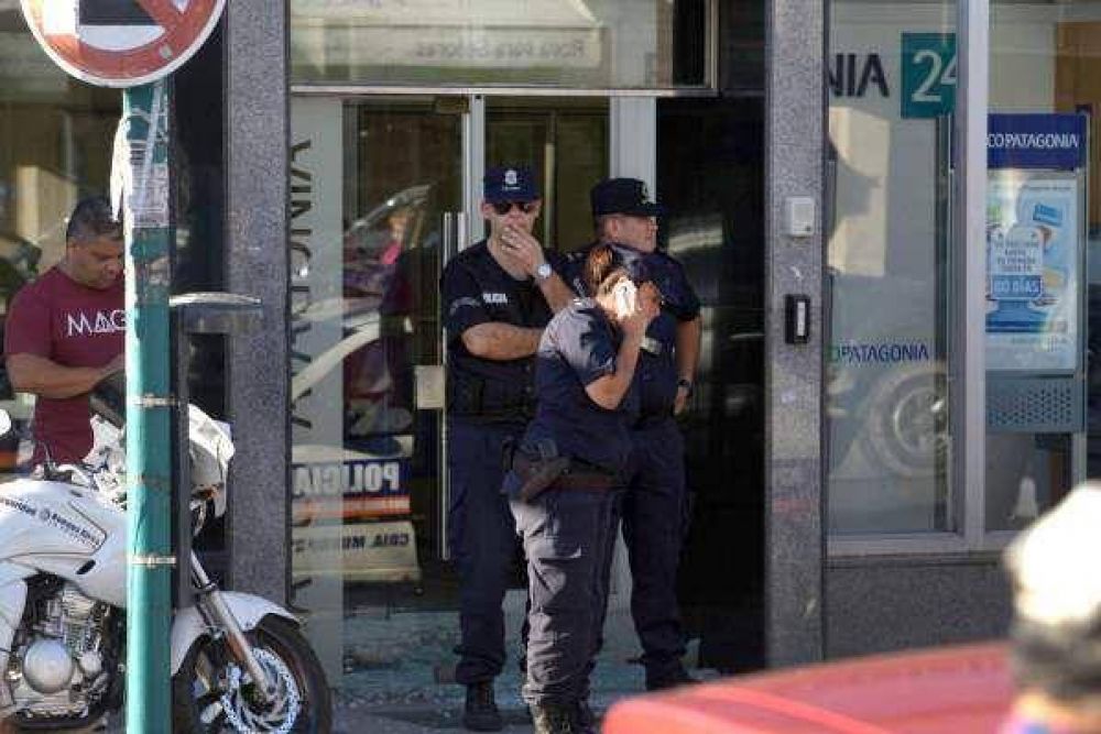Asaltan bancos en Munro y San Miguel