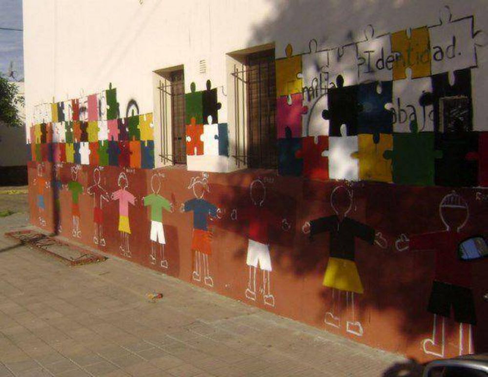  Alumnos defienden la pared de su escuela