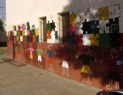  Alumnos defienden la pared de su escuela