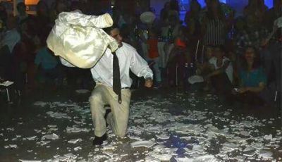 Se viene una Fiesta Azul en la Taberna Griega para comer, bailar, ganarse premios y romper platos