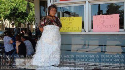 Mujer se encaden� a Tribunales pidiendo que liberen a su hijo