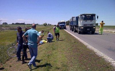 Tres ciclistas fueron chocados por un cami�n