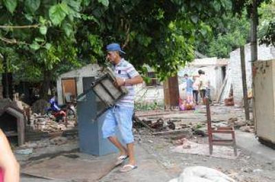 Vecinos de Villa Piol�n se enfrentaron con la Polic�a y cortaron la avenida