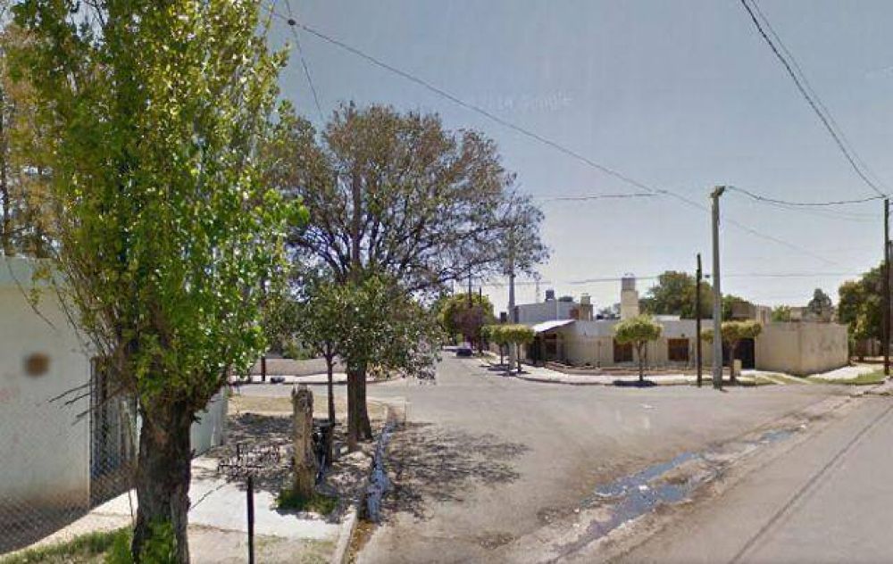 Intent� hacer una broma en su moto, choc� y muri�