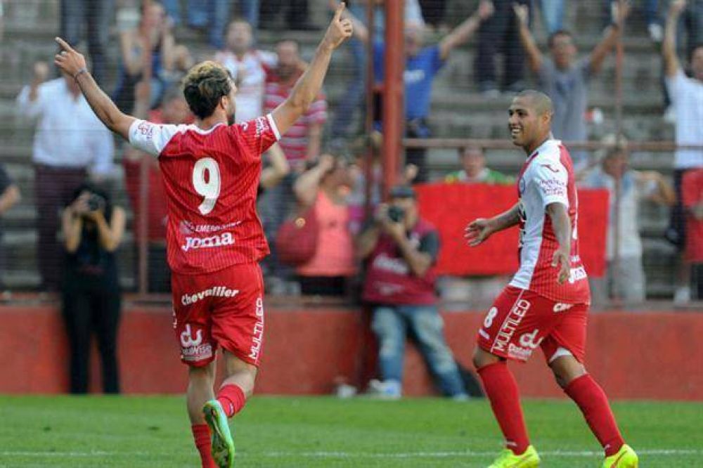 El Argentinos Juniors de Juan Rom�n Riquelme volvi� a ganar y qued� a tiro del ascenso