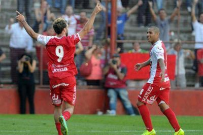 El Argentinos Juniors de Juan Rom�n Riquelme volvi� a ganar y qued� a tiro del ascenso